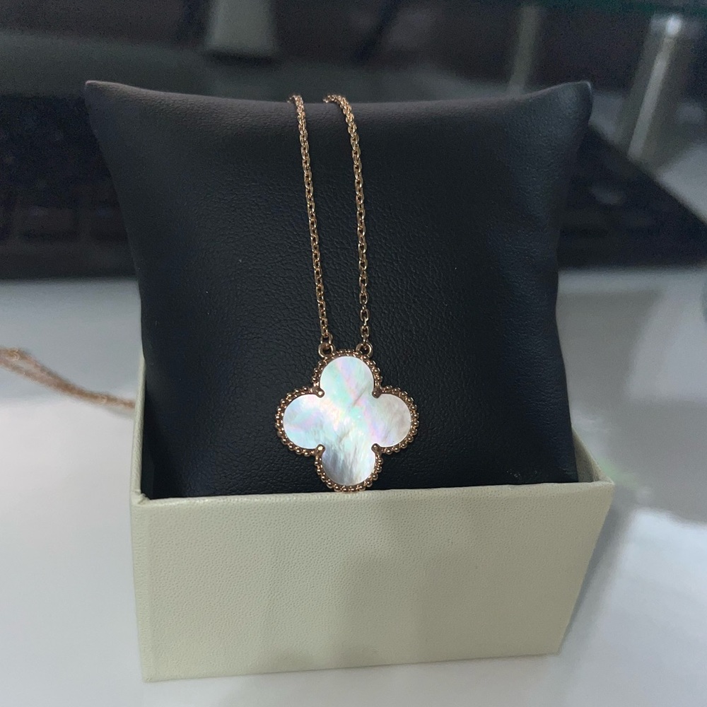 Clover/flower necklace rose gold